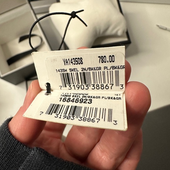 Gucci Black and Gold Watch - Picture 3 of 15